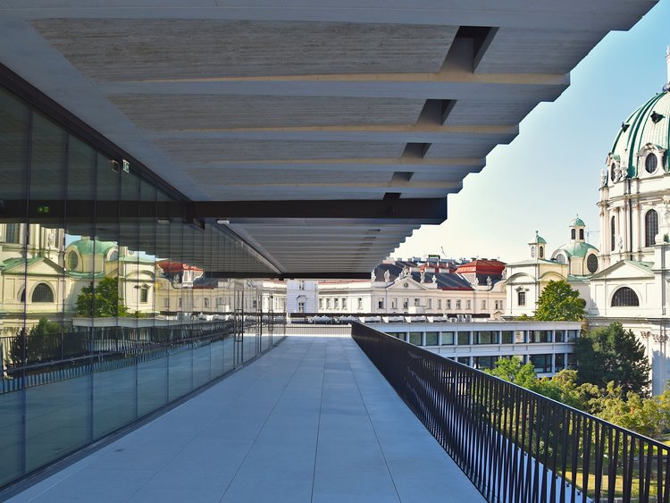 Blick von der Terrasse zur Karlskirche.
