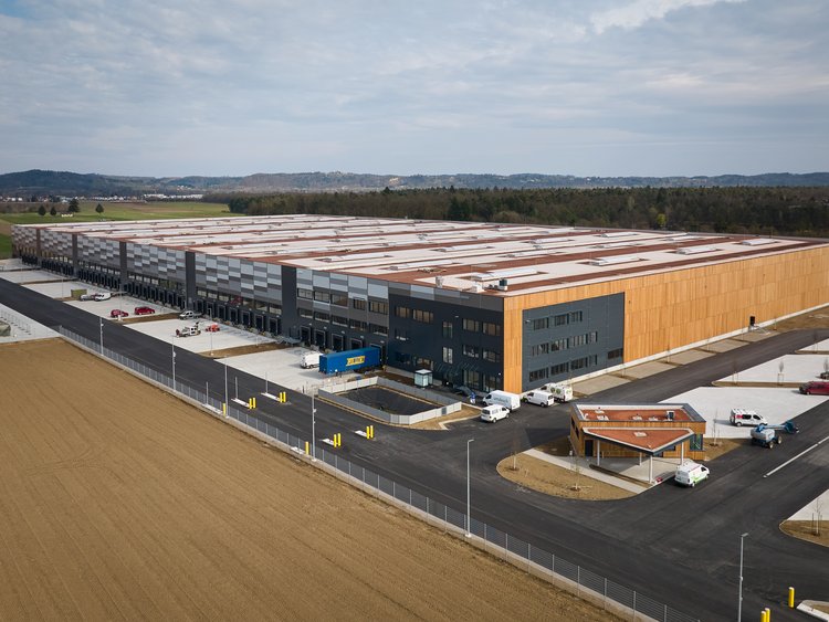 Aerial view of the CCG Nord logistics centre in Wundschuh with large logistics hall, loading zones and traffic areas