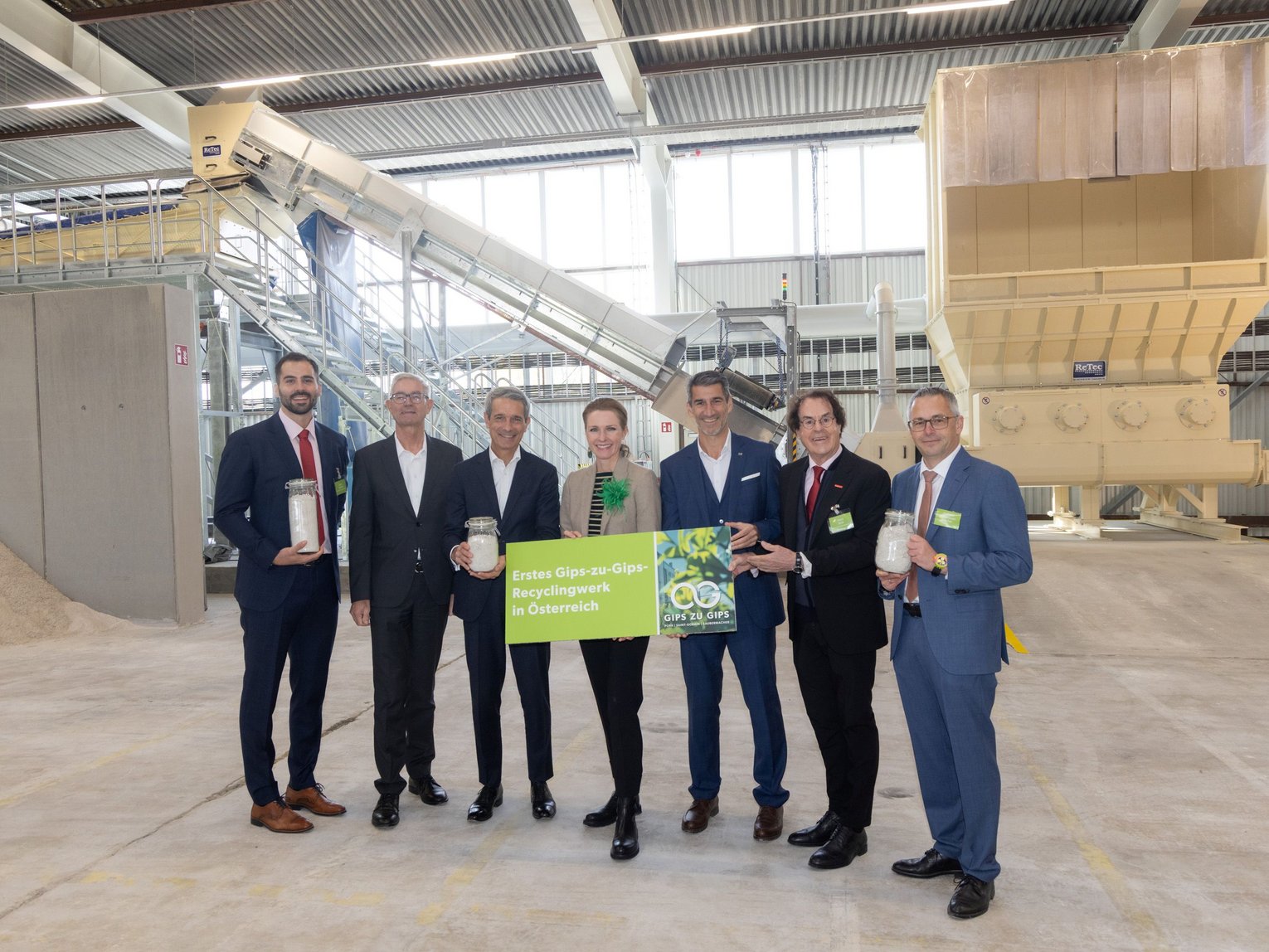 Erstes Gips-zu-Gips-Recyclingwerk in Ăsterreich eröffnet Sieben GeschĂ€ftsmĂ€nner in einem Recylingwerk bei der Eröffnung