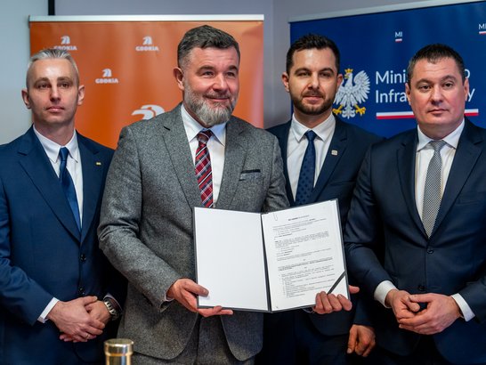 Signing of contract with four businessmen