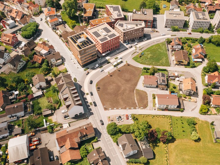 A bird’s-eye view of a crossroads in a village in the sunshine